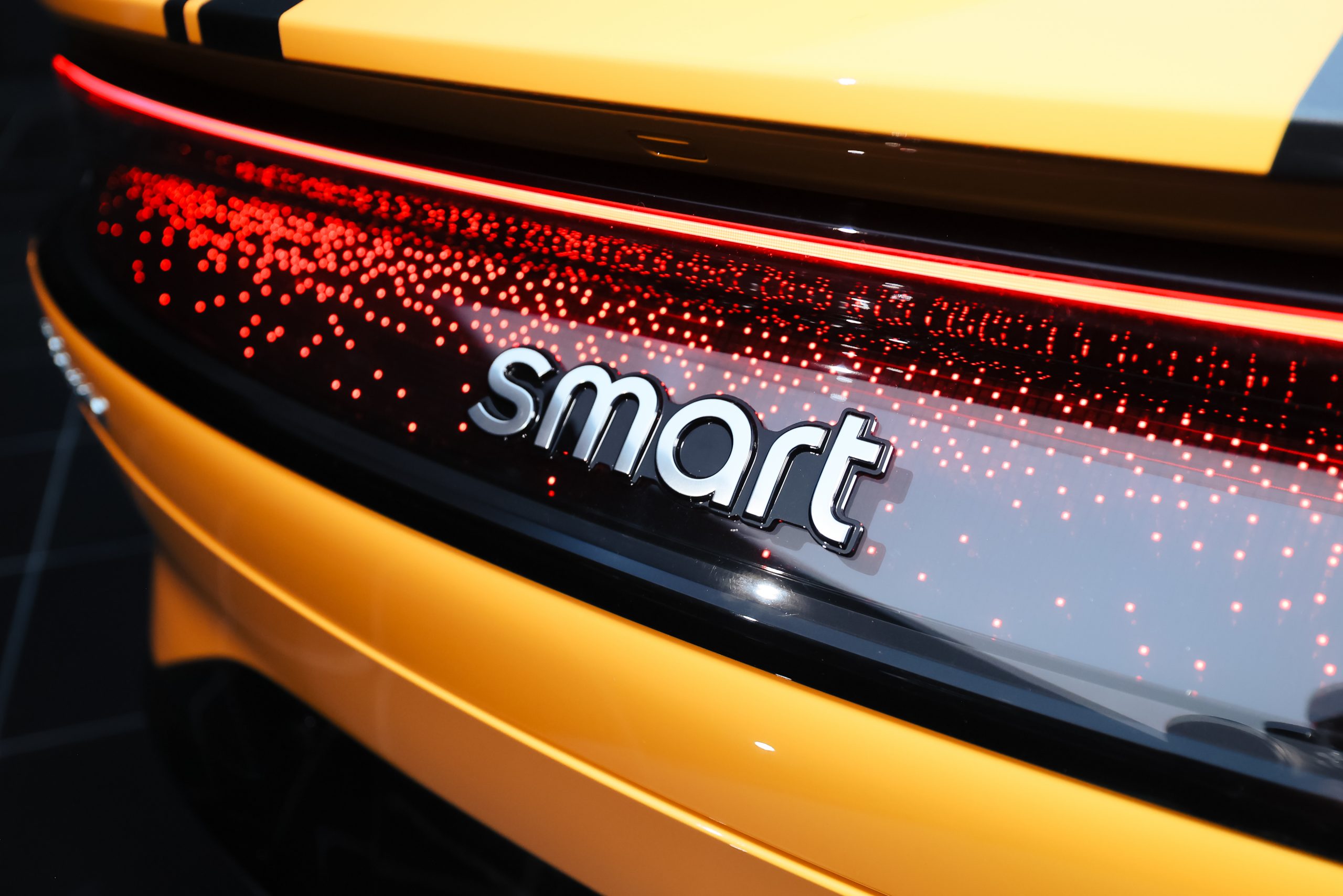 Smart #6 EHD 2026 Heckansicht – durchgehendes LED-Lichtband und angedeuteter Diffusor