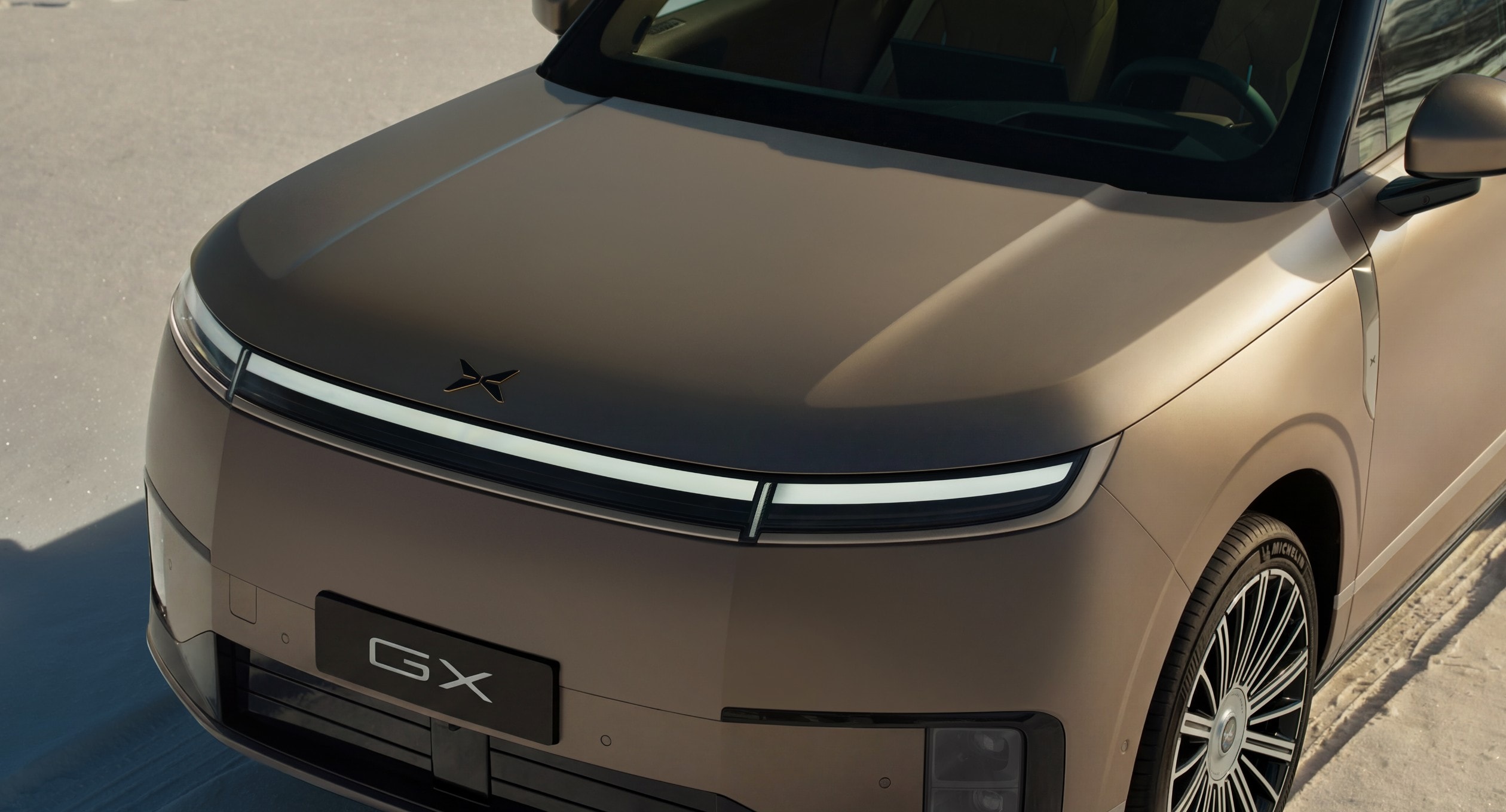 Xpeng GX 2026 Frontansicht – markante LED-Tagfahrlichtstreifen und hohe Gürtellinie