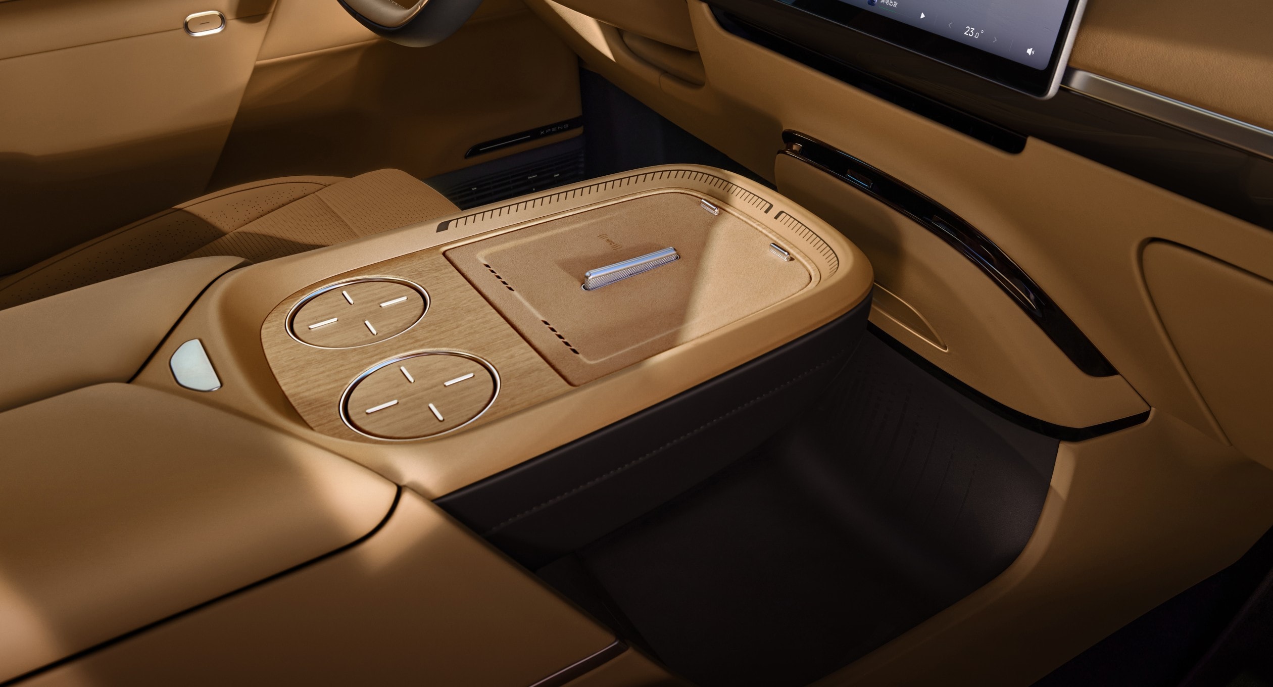 Xpeng GX Mittelkonsole mit Wireless Charging, Getränkehaltern und KI-Kühlschrank