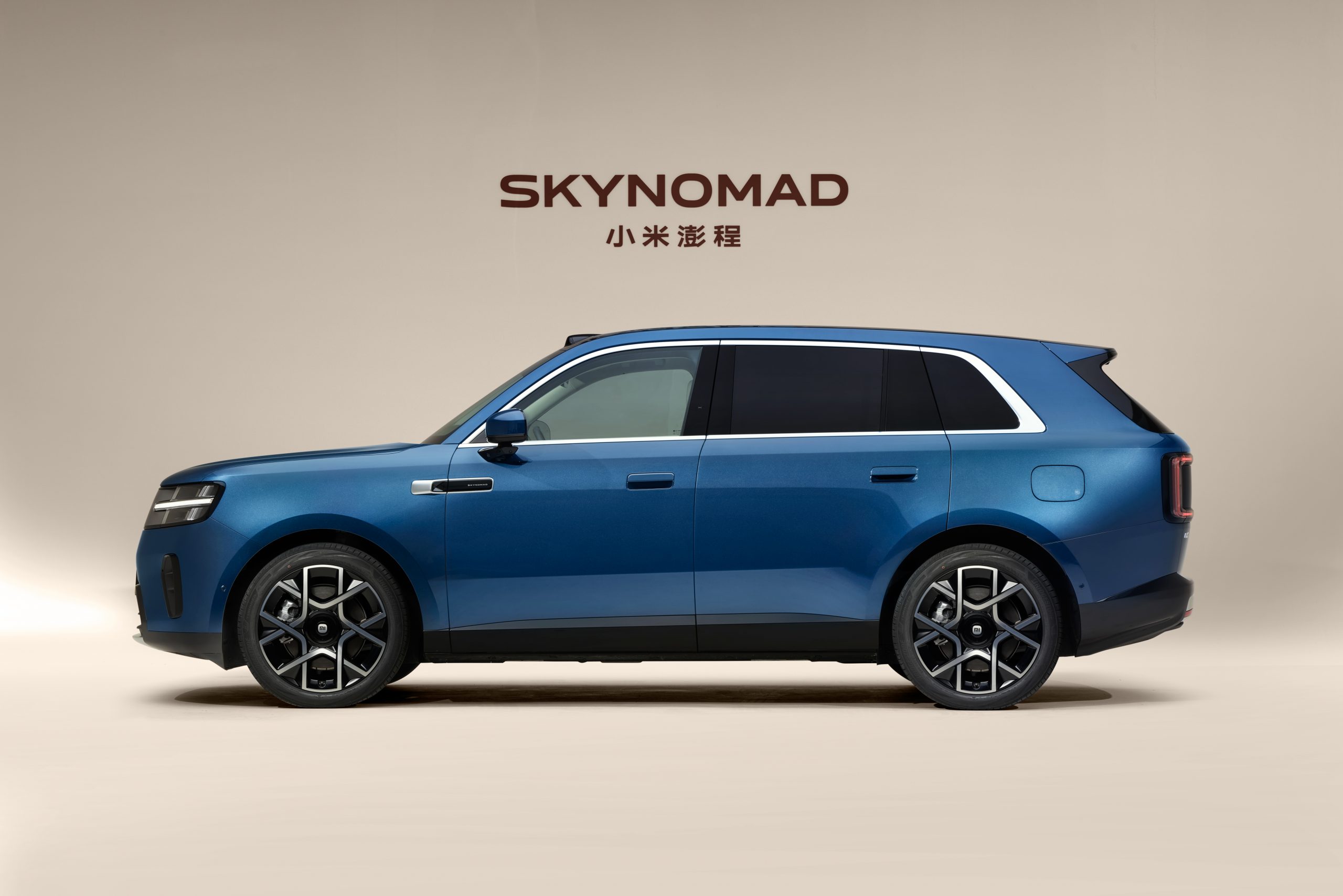 Xiaomi SkyNomad N70 – blaues EREV-Familien-SUV in der Seitenansicht