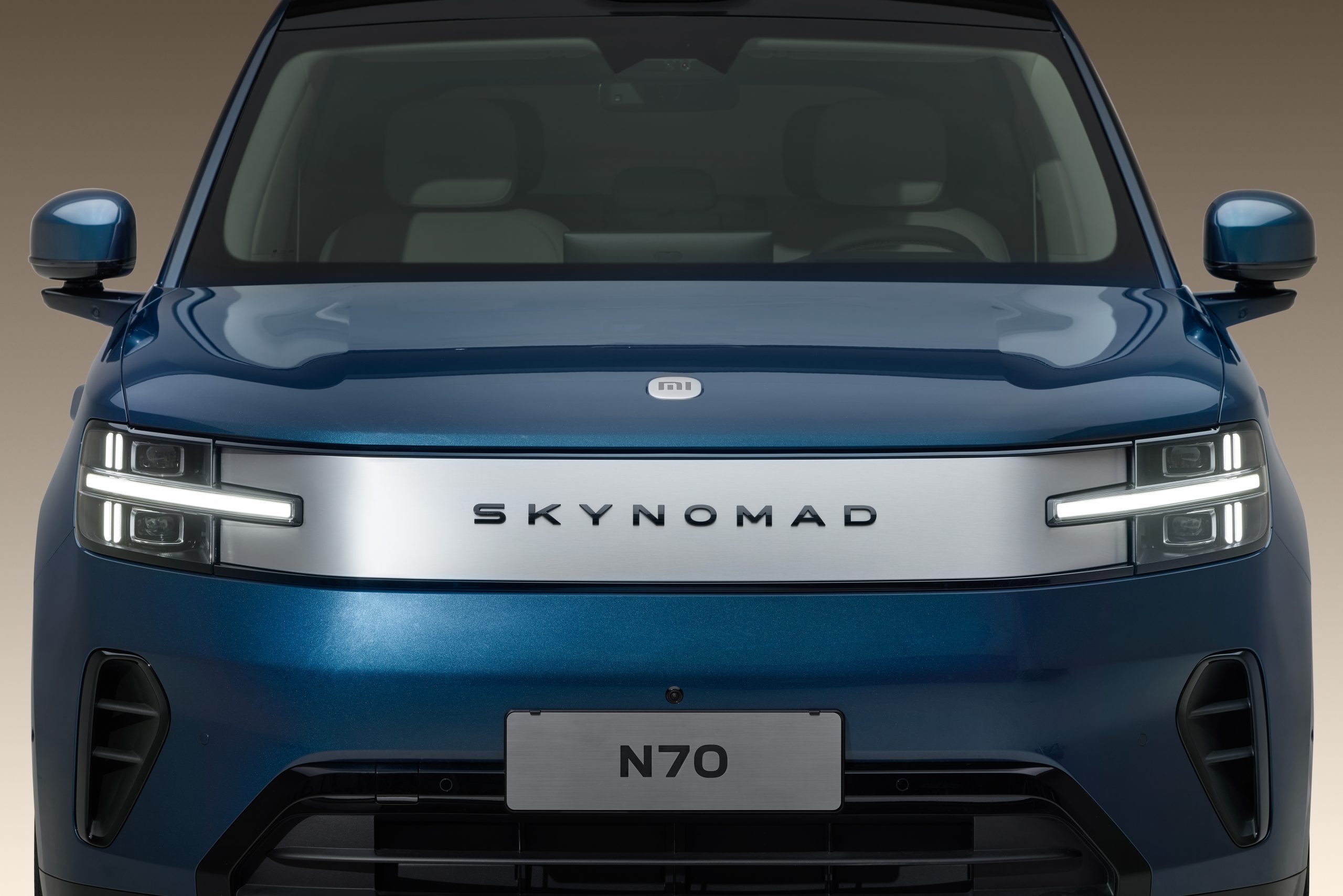 Xiaomi SkyNomad N70 – Frontansicht des EREV-SUV mit durchgehendem Tagfahrlicht-Band
