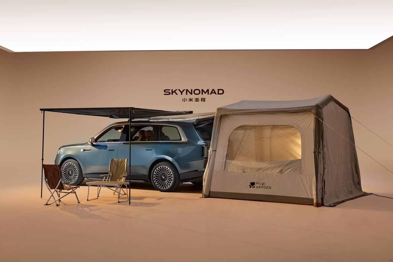 Xiaomi SkyNomad N90 – mit Markise, Campingstühlen und angedocktem Zelt beim Camping
