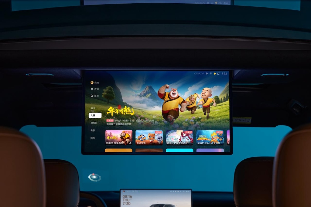 Xiaomi SkyNomad N90 – ausgeklappter Entertainment-Bildschirm im Fond zeigt Kinderprogramm