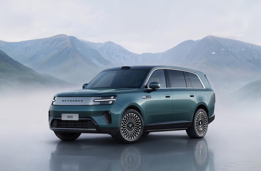 Xiaomi SkyNomad N90 – grünes EREV-Luxus-SUV in der Schrägansicht von vorne