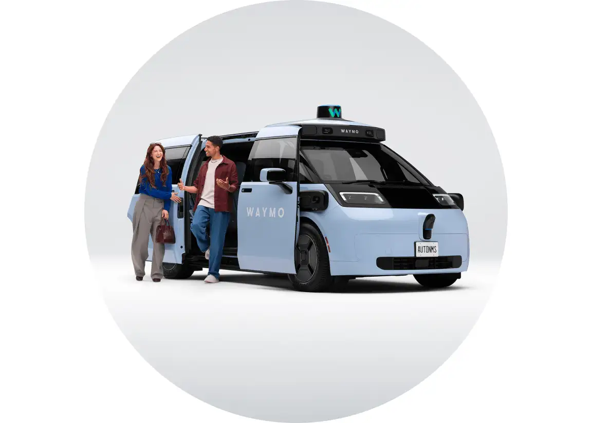 Waymo Ojai Robotaxi – hellblauer autonomer Elektro-Van von Zeekr im Straßenverkehr