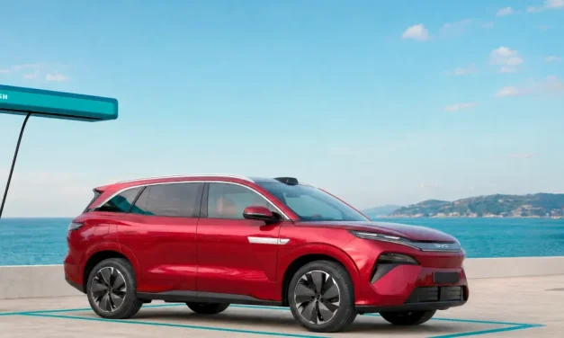 BYD Atto 8: Siebensitzer lädt in 9 Minuten auf 97 Prozent